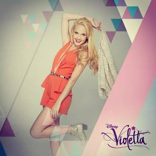 Qui joue le rôle de Ludmila dans la série Violetta ?