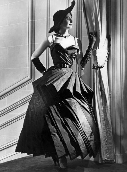 En 1947, il donne son nom à la maison de haute couture homonyme, financée par Marcel Boussac. Celle-ci s'illustre dès 1947 dans la haute couture et la parfumerie puis dans tous les métiers du luxe.Je suis.....