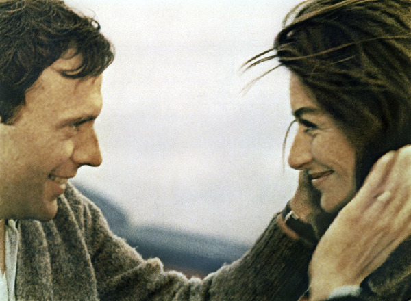 Dans le célèbre "Un homme et une femme", quel couple est au centre du film ?