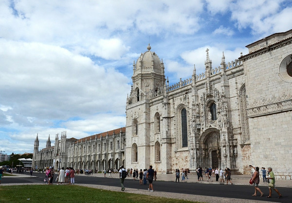 Où dois-je me rendre pour visiter le célèbre Mosteiro dos Jerónimos ?