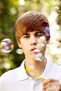 Quel âge a Justin Bieber en 2012 ?