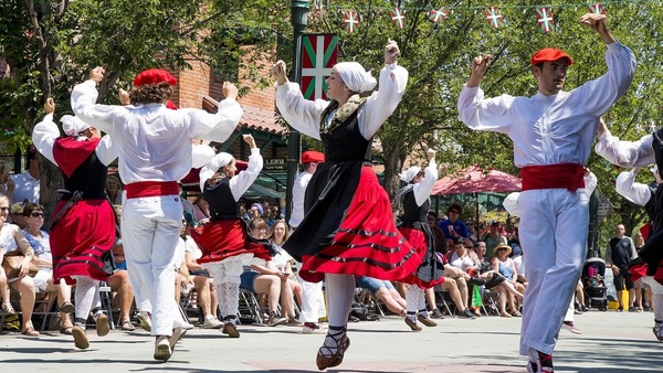 Dans quelle ville se tient le festival Jaialdi qui promeut la culture basque ?