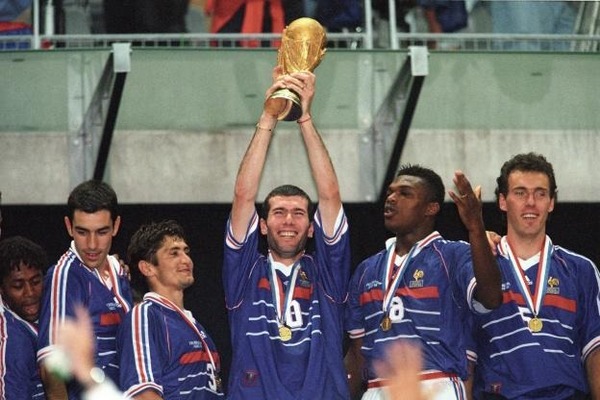 Quel joueur a marqué un doublé de la tête lors de la finale de la Coupe du Monde 1998 ?