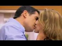 Qui embrasse Angie sur cette photo ? :
