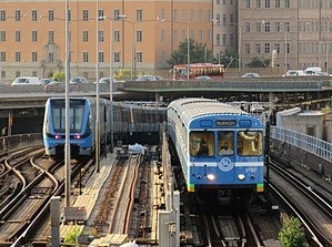 De quelle couleur est le « T » du logo du métro de Stockholm ?