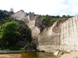 En quelle année le barrage du Malpasset cède, inondant 3000 hectares causant la mort de 423 personnes ?