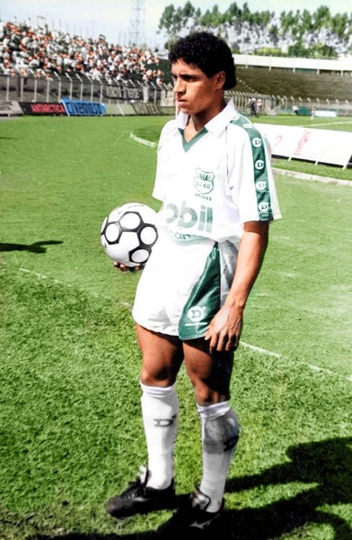 Roberto Carlos est le petit frère de Elzo Aloisio, ancienne vedette du Football brésilien.