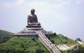 Le Bouddha géant de Tian Tian se trouve...