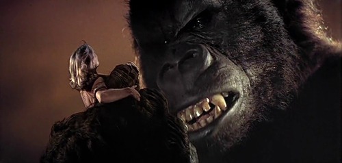 A la fin de ce film, sur quel monument King Kong grimpe-t-il ?