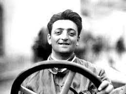 A qui ressemble Enzo Ferrari, ici sur la photo ?