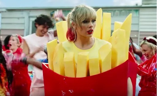 À la fin du clip "You need to calm down" (2019 ), Taylor Swift, déguisée en frites, fait un câlin à un hamburger. Qui est sous ce costume ?