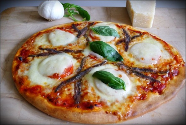 La pizza alla napoletana (à la napolitaine) comprend...