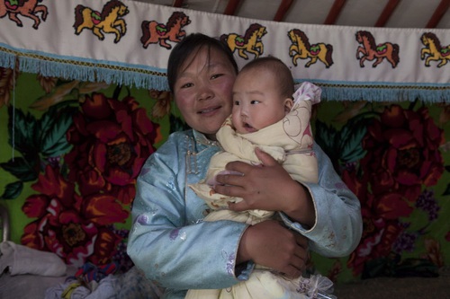 En Mongolie, que reçoit la maman pour les 3 ans de son enfant, date à laquelle la communauté le reconnait officiellement comme une personne ?