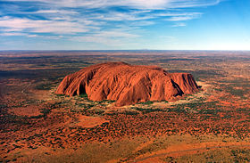 Le Uluru (ou Ayers Rock) est un(e) :