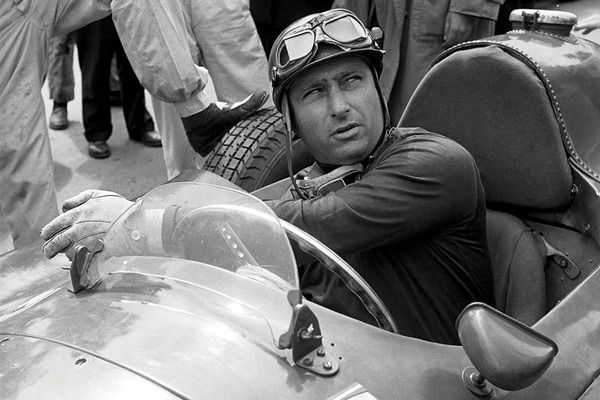 Au volant de sa Ferrari, il remporte son 4ème Championnat du Monde de Formule 1. C'est ?