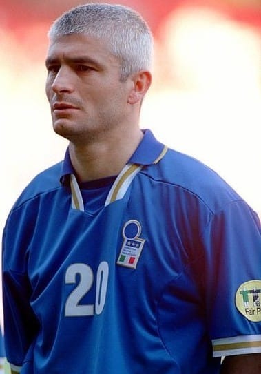 Il est sélectionné pour disputer l'Euro 96.