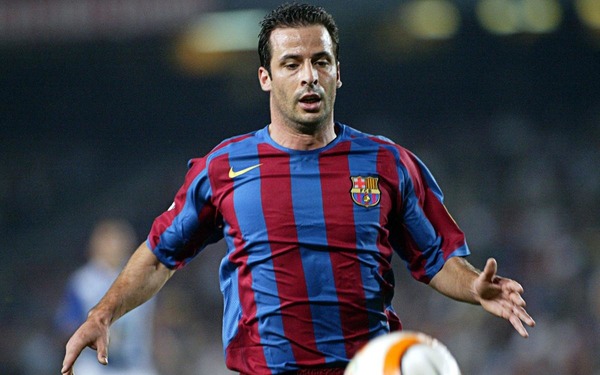En 2007, il quitte Barcelone pour le Paris Saint-Germain.