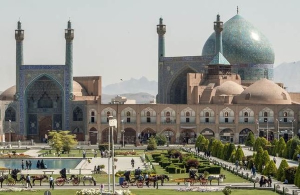 Dans quelle ville d'Iran se situe la Mosquée Masjid-i Shah ?