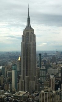 Ce gratte-ciel new-yorkais apparaît pour la première fois au cinéma dans le film "King Kong" en 1933 :