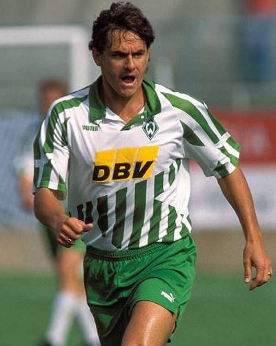 Attaquant des années 90 (Werder Bremen) et élu 'footballeur du siècle en Océanie' le néo-zélandais ?