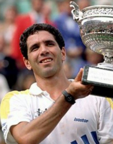21 titres en simple dont Roland-Garros en 90, 34 en doubles pour l'équatorien...?