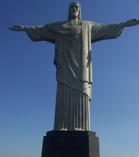 Le Chris Redempteur peut être vue depuis quelle ville en hauteur du Brésil ?