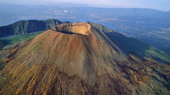 Lequel de ces volcans ne se trouve pas en Sicile ?