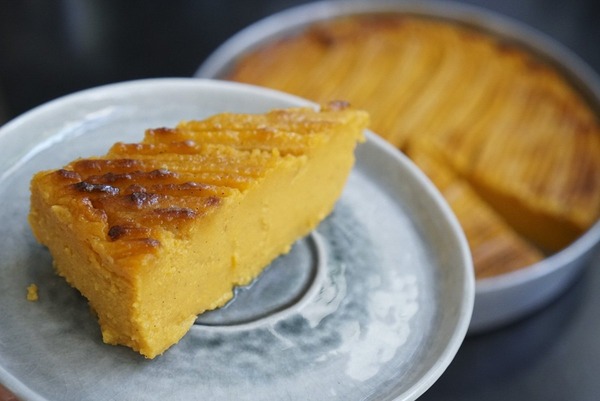 Que trouve-t-on dans le gâteau patate servi à La Réunion et aux Antilles françaises ?