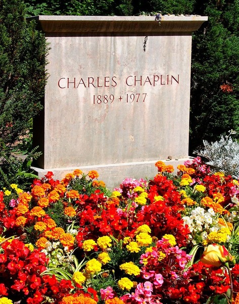Dans quel pays Chaplin est-il enterré ?