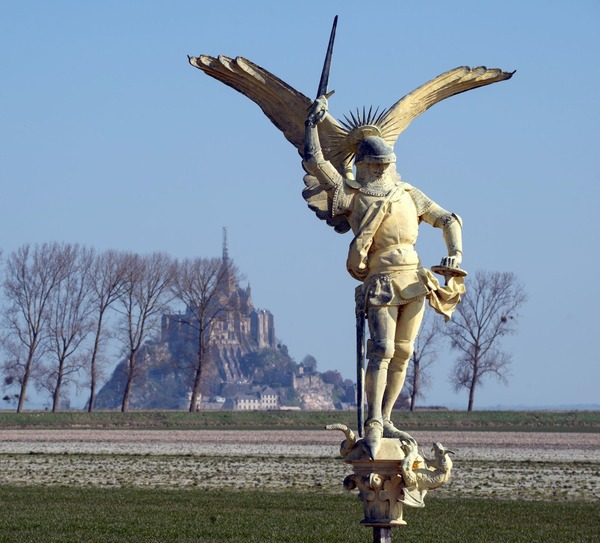 Quelle statue ornant l'abbaye du Mont-Saint-Michel a récemment été restaurée en Dordogne ?