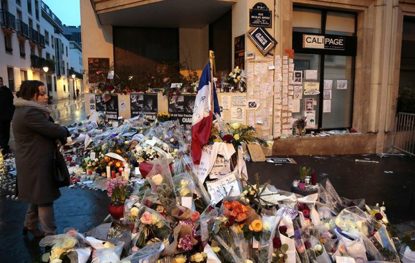 Le 7 janvier 2015, quel hebdomadaire français voit sa rédaction décimée dans un attentat ?