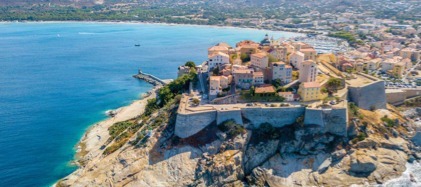 La Corse offre près de ..... km de côtes, rocheuses (pour 80%) ou sableuses.