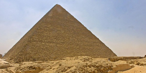 Quel âge a envrion la grande pyramide de Khéops ?