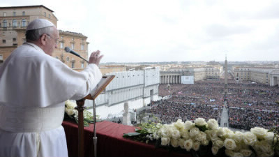Que signifie Urbi et Orbi une bénédiction solennelle prononcée par le pape du haut du balcon de la basilique Saint-Pierre ?