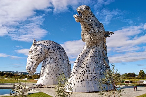 Situées à Falkirk en Ecosse, on peut admirer "The Kelpies" les plus grandes statues équestres du monde. Combien mesurent-elles ?