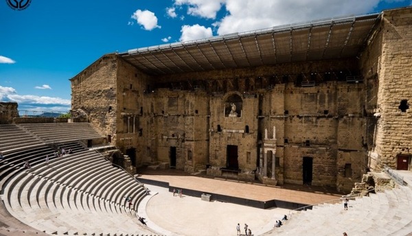 Quelle est la particularité du théâtre antique d'Orange ?