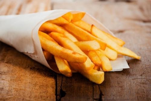 Les belges en ont fait une spécialité. Avec quoi ont-ils coutume d'accompagner leurs frites ?