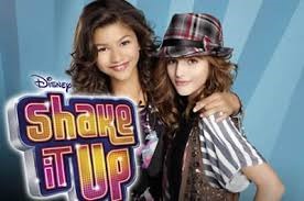Qui chante la chanson du générique de la série "Shake It Up" ?