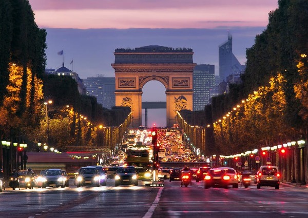 Complétez les paroles de Aux Champs-Élysées de Joe Dassin : "Je m'baladais sur l'avenue..."