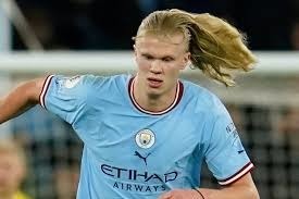 Ces longs cheveux blonds un peu façon Viking comme Thor pour l'un des meilleurs avants actuels, le norvégien ?