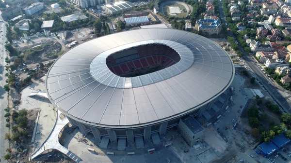 Ce stade hongrois porte le nom d’un célèbre attaquant ayant évolué au Real Madrid dans les années 1950-60. Qui est-ce ?