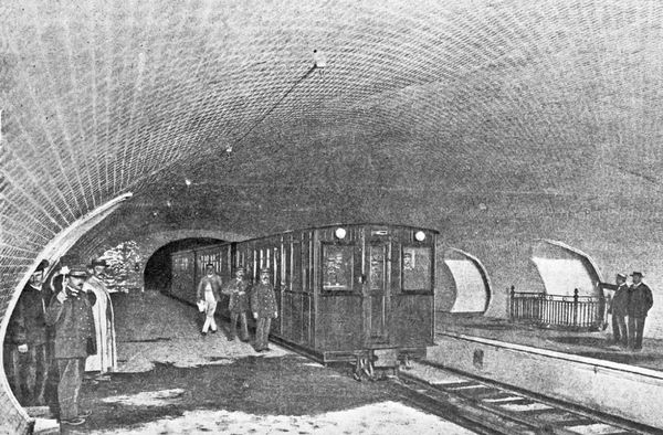 Quelle ville a construit le premier métro ?