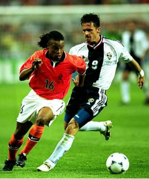 En 8ème de finale, les hollandais éliminent la Yougoslavie (2-1) grâce à un but de Bergkamp et un but de ce joueur :