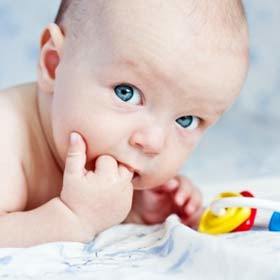 Vrai ou faux ? La bouche d’un bébé est plus sensible que ses mains.