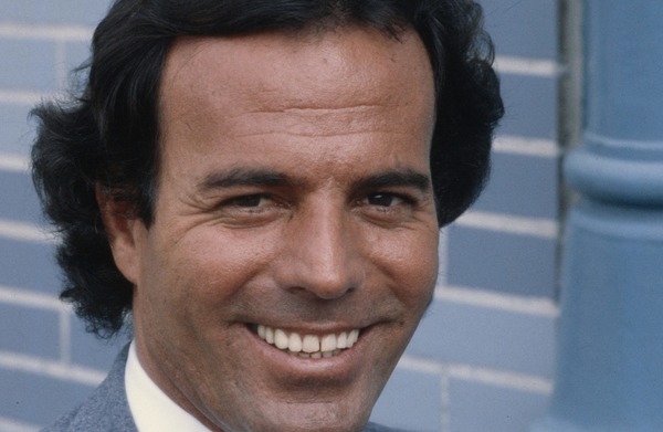 Qui est ce chanteur de charme, bien connu des français ?