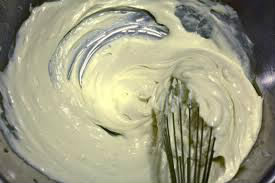 Cuisine : Quels sont les 2 ingrédients nécessaires à la fabrication de la mayonnaise ?