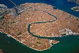 Quel est le surnom de la ville de Venise ?