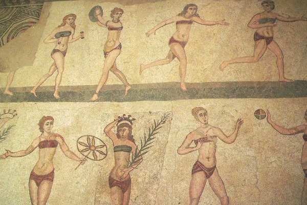 Durant la période néolithique 7 000 avant J-c il existait un vêtement ressemblant au bikini  durant la Grece antique les femme utilisaient également un vêtement  semblable pour le sport.