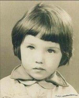 Célèbre actrice française en sortie de l'enfance :