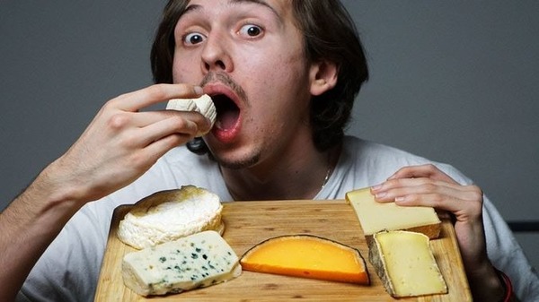 La règle veut que l'on déguste un plateau de fromages en commençant par le plus DOUX pour finir par le plus FORT.  Dans quel ordre faudrait-il donc manger ces fromages au lait différent ?